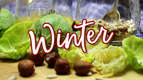 Winter: Rosenkohl und Haselnüsse auf einem Holzbrett